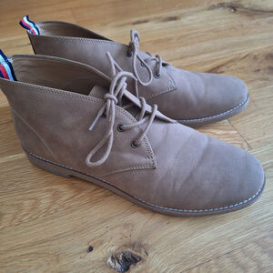 Tommy Hilfiger Light Brown Chukka Boots Mens Sz 11M TWBENAY-SS Faux Leather LOGO